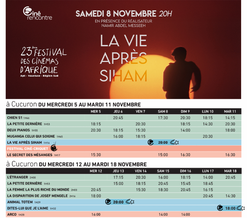 Jeune explorateur de la chanson française culte, découvrant de nouveaux titres